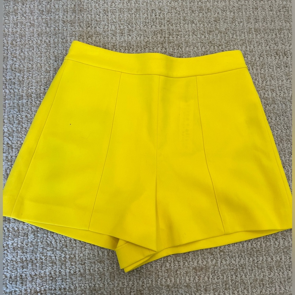 NWT Alice + Olivia Hera High-Rise Seams Shorts Yellow